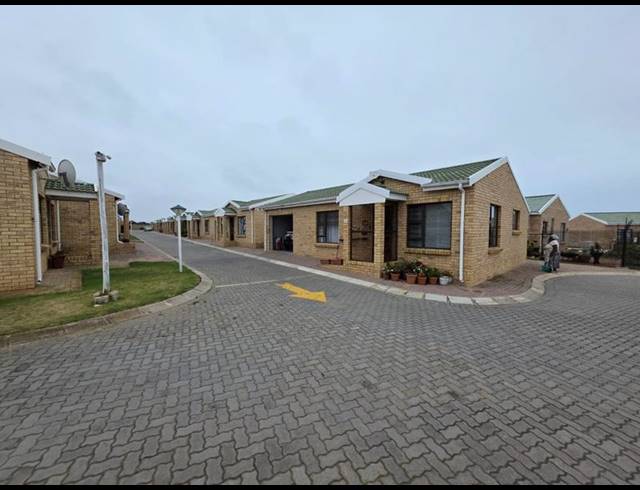 2 BEDROOM TOWNHOUSE FOR SALE IN JEFFREYS BAY CENTRAL